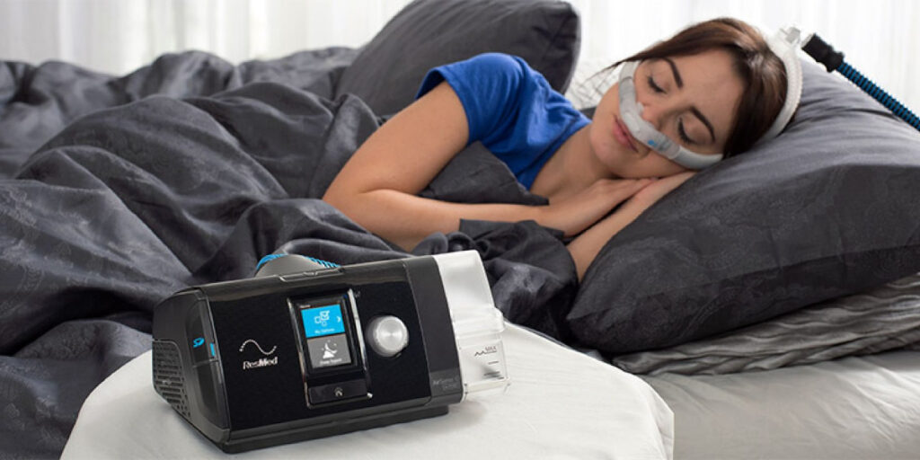 śpiąca kobieta korzystająca z aparatu CPAP